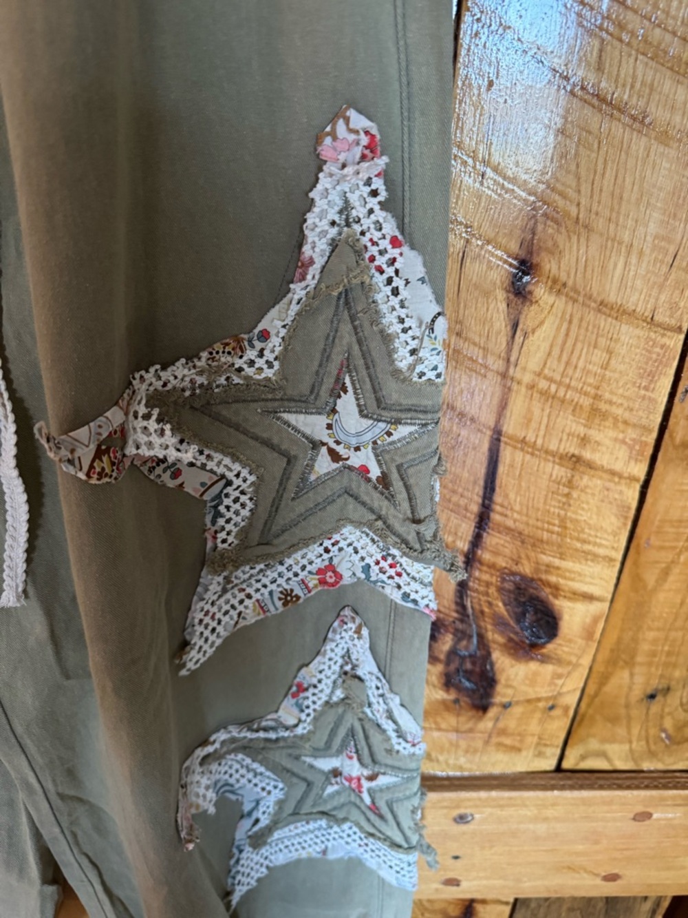 POL NWOT Olive Green Jogger Pants w/ Star Patch Detail - Picture 2 of 5
